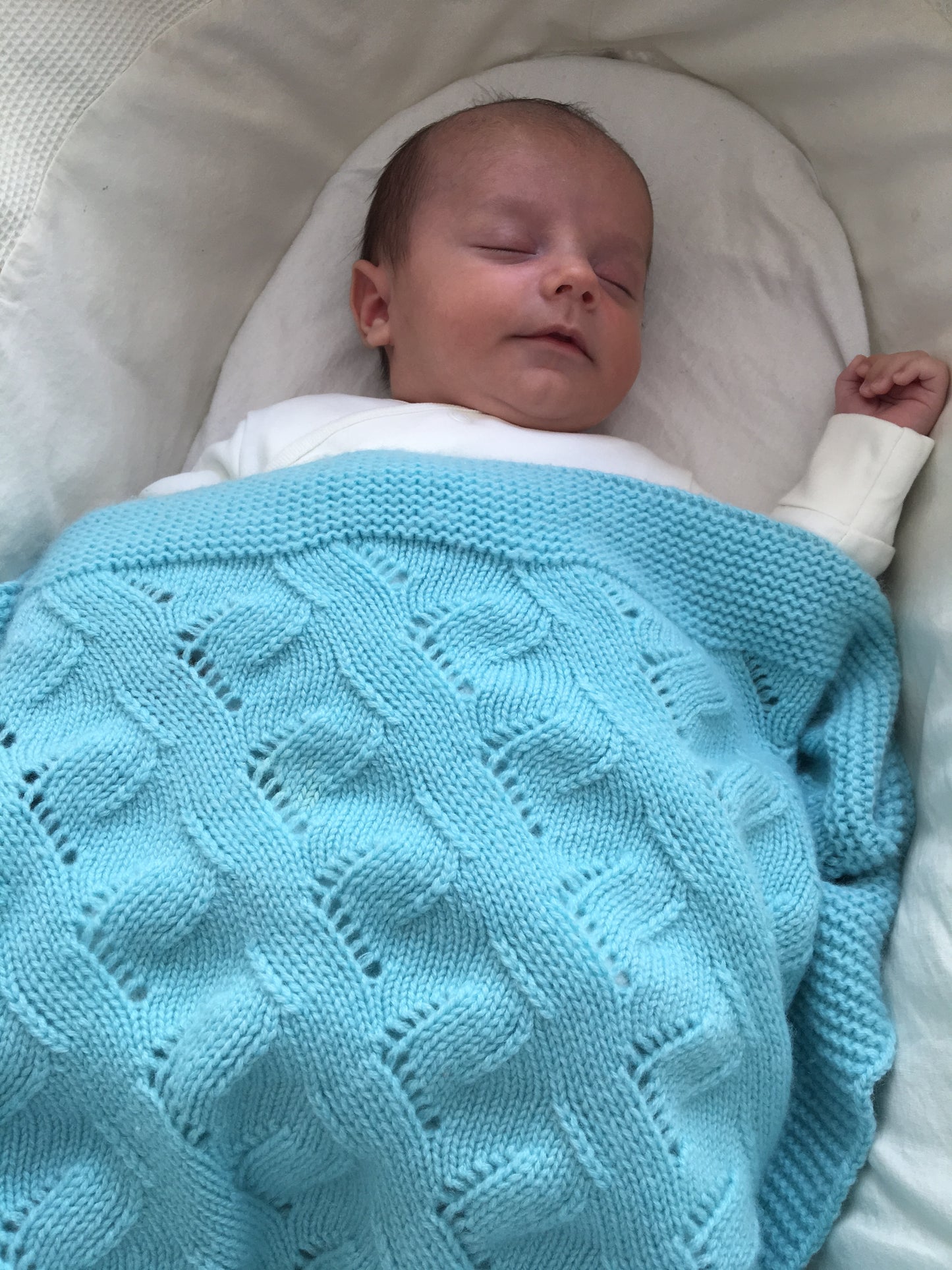 Babydecke mit Spitzenzopfmuster